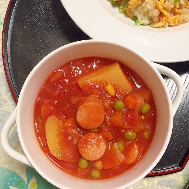 トマト缶だけで濃厚！じゃが芋とウィンナーのスープ